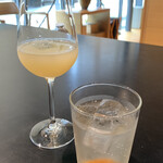 きつね - ラ・フランスジュース（左）ときつねの梅ソーダ