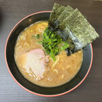 横濱家系ラーメン 勝鬨家 - ラーメン並(真上から)