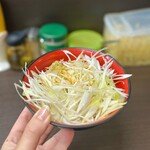 横濱家系ラーメン 勝鬨家 - 別皿のねぎ