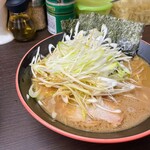 横濱家系ラーメン 勝鬨家 - ねぎを載せたラーメン