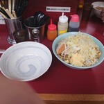 ラーメン二郎 - この角度だと、わからないけど、かなりの量