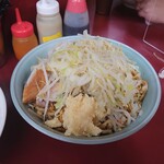 ラーメン二郎 - どんぶりの、盛りラインと同じ高さの麺。脅威だよ