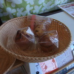 松本マフィン - (左)バナナ&ピーカンナッツマフィン180円、(右)プレーンマフィン150円、(奥)クランベリークッキー150円