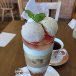 クリクリ - 桃と紅茶のパフェ¥1050(~2022.9.12)