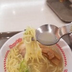 スガキヤ - アメリカのニューヨーク近代美術館だったかにある「ラーメンフォーク」で麺リフト。