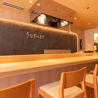 高級感のある店内にて職人の技を目の前にお食事を愉しむ