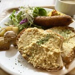 オプティマス カフェ - Have a good day Plate：トースト、自家製ヴィーガン・ソーセージ、豆腐のスクランブル、グリーン・サラダ