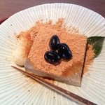 18380170 - 寒天ときなこ、甘く煮た黒豆のお菓子
