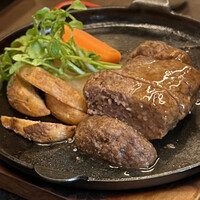 荒井屋 万國橋店 - 牛挽ステーキ（ハンバーグ）　1650円