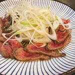 くいものや 花水木 - 和牛のたたき 玉ねぎポン酢