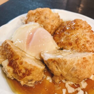 Kuimonoya Hanamizuki - 鶏つくね焼 温泉卵のせ