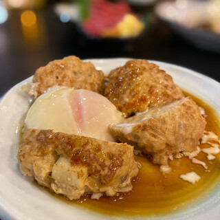 Kuimonoya Hanamizuki - 鶏つくね焼 温泉卵のせ
