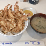 天勝 - 天丼1,000円、ちょっとだけ大きいエビ1本と甘エビみたいな小さなエビ3個とイカの天ぷら。たくあんは4キレ