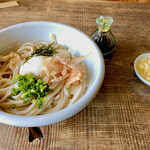 地粉うどん わだち草 - 天かすと醤油は別添。