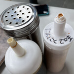 定義とうふ店 - にんにく七味。コレがあってこその三角揚げ！