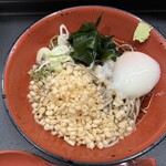 名代 富士そば - 冷したぬき460円+温玉70円。