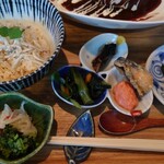 兎夢 - ◯揚げボールと茄子の天ぷら
            ◯イワシ？の甘露煮
            柔らかく煮られてて美味しい味わい。
            ◯オクラの煮物とわらび餅？
            ◯漬物
            ◯ちりめんジャコの炊き込みごはん？