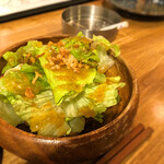鶏料理 らんぷ - おつき出しの自家製ドレッシングのレタスサラダ