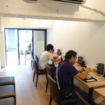 Dearu - 奥に伸びる店内は、カフェのような雰囲気だ！