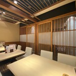 寿司 魚がし日本一 - 通路側は縦格子のフェンス状になっていますが、
目の高さに板が張っており、通路からの視線を遮っています。
通気性とめかくし性の両方の性能を備えた、
現代のニーズに合わせた「個室」に進化したことで、
今後は今まで以上に、お客様にゆったりとお寛ぎいただけます。

個室は仕切りの壁を外し、最大１８名様までご利用いただけます。
是非ともご利用ください。ご予約お待ちしております。