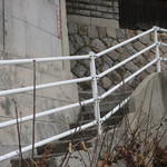 空猫カフェ - この柵に沿って進む