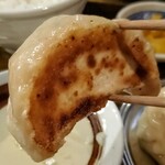 Sapporo Gyouza Seizoujo - 大粒餃子は皮モチモチ！臭いも気にせずいただけました