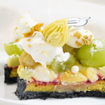 nino - 【2022.09】シャインマスカットとピスタチオのタルト(カット断面)