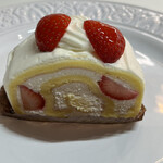 パティスリー キア - ショートロール！キアさんのイチゴショートケーキです！この生地がむっちりなのに口どけ良くて、クリームと一緒に口の中でとろけるのです！イチゴの甘酸っぱさが合います！美味！