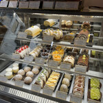 パティスリー キア - この日のラインナップ。イチゴのショートロールは外せない。他のロールケーキもいい、シャインマスカットのタルトも気になる。