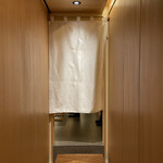 すが弥 - 暖簾をくぐれば店内カウンター