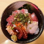 和洋ダイニングケイ - 令和4年9月
            海鮮丼ランチ(前菜3種付き) 850円