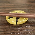 トリワイン ＰＩＫＯＳＨＨＨＵ - 岡本太郎展で買うた「坐ることを拒否する椅子」の箸置き