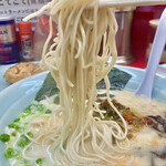 九州ラーメン 元吉田 - 低加水のストレート細麺　豚骨ラーメンの定番です