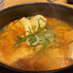 Koriandai Ning Uiteu Xon - 赤い純豆腐チゲ。メニューの写真より赤さが弱い気がする。