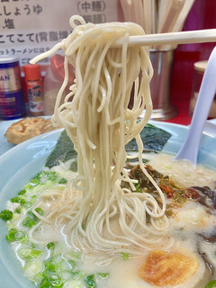 kyuushuura-memmotoyoshida - 低加水のストレート細麺　豚骨ラーメンの定番です