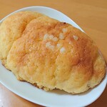 カンテボーレ - 黄金ビスの塩メロンパン(162円)。塩パンの周りにクッキー生地。強めにリベイクしたほうが美味しいと思う。
