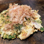 双月 - マヨネーズを刷毛でたっぷり塗った後、青のりかけて鰹節フワッと載せれば完成