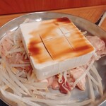 Otafuku - もつ鍋はもつの上に豆腐を乗せて