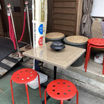 タイ料理ジャンピー - 店外に喫煙席あり