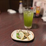 Saemaru Ojisan No Mise - お通しのメヒカリの唐揚げとアシタカ茶割り