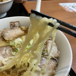 喜多方ラーメン 坂内 - ちょうど良い硬さ　太さのちぢれ麺　スープとの絡みがとても良いですね。