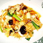 北京料理桂蘭 - ホイ麺(2人前)です。表面に焼き目をつけた中華麺に豚肉、魚介、野菜がたっぷり入った餡をかけた焼きそばです。母が大好きな麺料理でした。