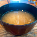 立って呑む おかだ - ランチのお味噌汁：本日の具材は豆腐少し。化調なく優しい味わい。