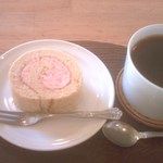 パーラーコフク - 今日のデザート(三択でココナッツとイチゴのロールケーキ)とコーヒーのセット　\700
