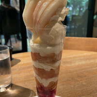 キハチ 青山本店 - 白桃のパフェ