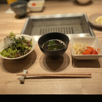 焼肉うしごろ 横浜店 - ワカメスープとごはんはお代わり無料