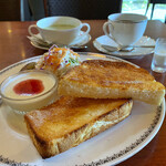 木々珈琲舎 - オリジナル食パンのバタートーストと
            サラダ､ヨーグルト｡