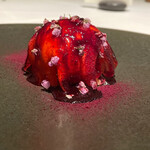 ラ・ヴァガボンド - 川中島の白桃　ヘーゼルナッツのムース　ミントティのアイスクリーム　ハイビスカスの赤いゼリーのシート