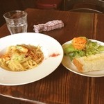 カフェ サルーテ - レディースランチ

＜パスタ＞　　春キャベツと白ちりめんのオイルパスタ

＜サラダ＞

＜自家製フォカッチャ＞
