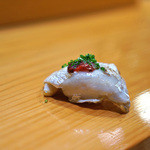 天寿し - 太刀魚の腹身の炙りに梅肉